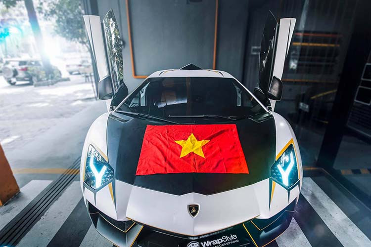 Siêu xe Lamborghini Aventador LP700-4 trang trí thêm cờ Việt Nam.