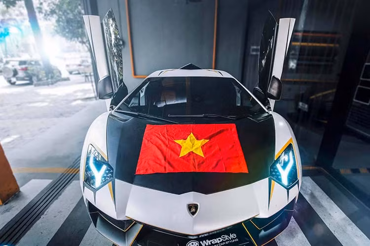 Siêu xe Lamborghini Aventador LP700-4 trang trí thêm cờ Việt Nam.