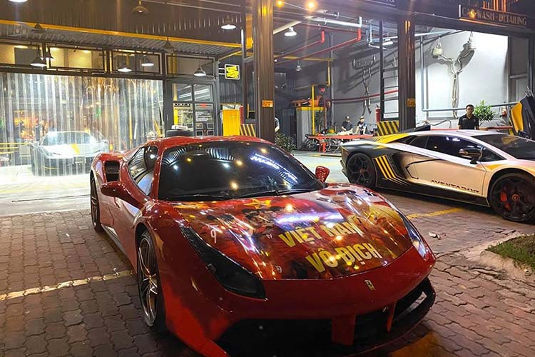 Siêu xe Ferrari 488 Spider của trưởng đoàn Car Passion được dán bộ tem có hình các tuyển thủ Việt Nam và cả huấn luyện viên Park-Hang seo.