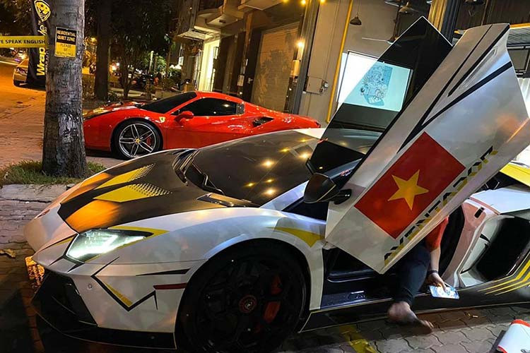 Ngoài ra là siêu xe Lamborghini Aventador LP700-4 độ pô Novitec ồn ào nhất Việt Nam, đấy cũng chính là chiếc xe được các thành viên Car Passion mang ra nẹt pô "khạc lửa" để chia vui cùng với người hâm mộ.