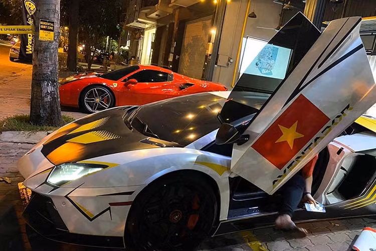 Ngoài ra là siêu xe Lamborghini Aventador LP700-4 độ pô Novitec ồn ào nhất Việt Nam, đấy cũng chính là chiếc xe được các thành viên Car Passion mang ra nẹt pô "khạc lửa" để chia vui cùng với người hâm mộ.