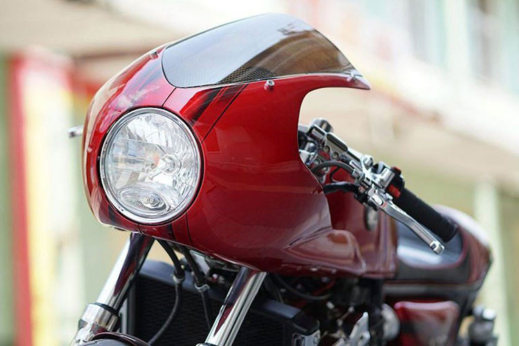 Mới đây, một người chơi tại Indonesia đã quyết định biến Honda CB400SF trở thành một chiếc cafe racer thuần chất, không chỉ đẹp mắt mà còn phải đảm bảo cả hiệu năng vận hành mạnh mẽ, ổn định. Việc độ xe đã được giao cho xưởng Papnmam, do người thợ độ Hendra Cahyono sáng lập và điều hành.