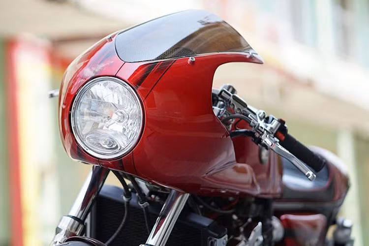 Mới đây, một người chơi tại Indonesia đã quyết định biến Honda CB400SF trở thành một chiếc cafe racer thuần chất, không chỉ đẹp mắt mà còn phải đảm bảo cả hiệu năng vận hành mạnh mẽ, ổn định. Việc độ xe đã được giao cho xưởng Papnmam, do người thợ độ Hendra Cahyono sáng lập và điều hành.