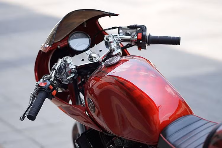 Để đảm bảo những chi tiết "chế cháo" của mình không gây tổn hại tới hiệu năng vận hành của chiếc xe, Hendra đã giữ nguyên khung chính của chiếc CB400. Nhằm có được phong cách cổ điển cho chiếc xe, anh đã bắt đầu bằng việc thay cặp vành đúc 3 cây nguyên bản thành bánh căm, sử dụng niềng nhôm TK Alloy trọng lượng nhẹ.