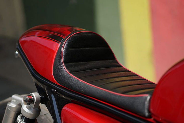 Dàn vỏ đuôi nguyên bản trên chiếc CB400 độ cafe racer này cũng đã bị loại bỏ hoàn toàn, và sau đó Hendra đã chỉnh lại phần khung phụ phía sau đuôi xe. Nằm phía trên khung phụ mới là chiếc yên solo với "gò" nổi khí động học đúng theo dáng cafe racer.