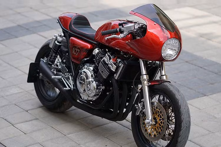 Phối hợp cùng những linh kiện được mạ bóng, chiếc xe môtô Honda CB400 huyền thoại này đã có được kiểu dáng cafe racer cổ điển đầy tinh tế và "chất chơi" theo đúng yêu cầu của chủ nhân.