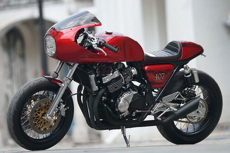 Mẫu xe môtô Honda CB400 Super Four hay CB400SF vốn chỉ được bán ở Nhật Bản và một số rất ít thị trường trên Thế giới. Tuy nhiên tại mỗi nơi mà dòng xe này có mặt, nó luôn được dân chơi ưa chuộng bởi động cơ mạnh nhưng bền bỉ, êm ái và dễ lái - đây cũng được xem là dòng xe phân khối lớn phổ thông và được nhiều người mê xe sử dụng.