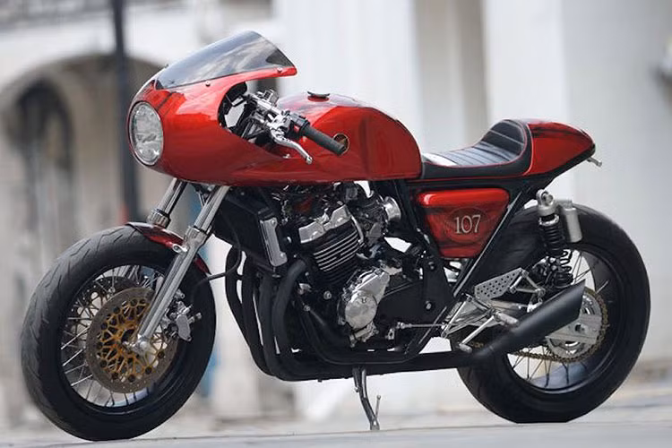 Mẫu xe môtô Honda CB400 Super Four hay CB400SF vốn chỉ được bán ở Nhật Bản và một số rất ít thị trường trên Thế giới. Tuy nhiên tại mỗi nơi mà dòng xe này có mặt, nó luôn được dân chơi ưa chuộng bởi động cơ mạnh nhưng bền bỉ, êm ái và dễ lái - đây cũng được xem là dòng xe phân khối lớn phổ thông và được nhiều người mê xe sử dụng.