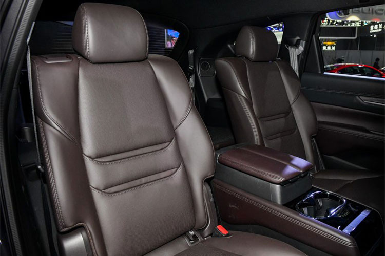 Bên trong mẫu xe mới này cũng được trang bị rất đầy đủ các tiện nghi đặc thù của thương hiệu Mazda, bao gồm vô lăng đặc trưng, hệ thống giải trí MZD, màn hình cảm ứng 7 inch ở trung tâm táp lô. Sự tương đồng rõ nét cũng thể hiện ở hệ thống điều khiển điều hòa và cần số.