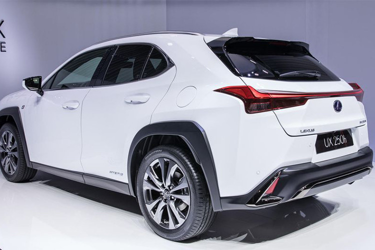 Hệ dẫn động 4 bánh E-Four AWD thế hệ mới cũng đem lại khả năng vận hành ưu việt cho UX 250h. Nhờ động cơ điện bố trí ở trục sau, lực kéo được phân chia giữa các bánh trước và sau một cách tự động, tối ưu tăng tốc, vào cua hay lái xe trên các bề mặt đường trơn trượt. Khi hệ thống đoán nhận bánh sau mất độ bám, lực kéo tới bánh sau được tăng lên khoảng 80%, ở vận tốc tới 70km/h.