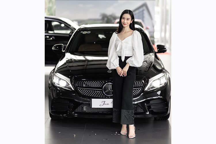 Những hình ảnh chụp cảnh nữ diễn viên trẻ Jun Vũ nhận chiếc xe sang Mercedes-Benz C300 AMG mới đã được lan truyền trên mạng xã hội. Được biết, đây là món quà mà nữ diễn viên từng nổi tiếng với biệt danh "hot girl trà sữa" tự thưởng cho bản thân nhân dịp sinh nhật 24 tuổi.