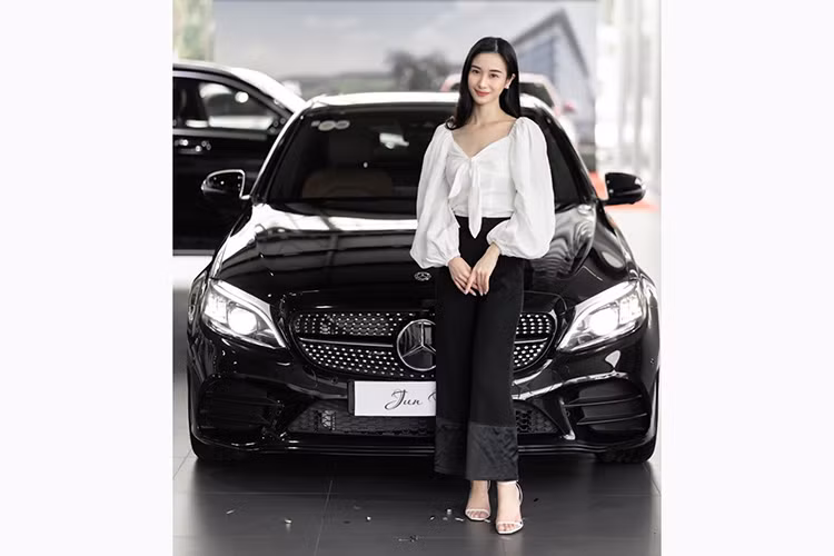 Những hình ảnh chụp cảnh nữ diễn viên trẻ Jun Vũ nhận chiếc xe sang Mercedes-Benz C300 AMG mới đã được lan truyền trên mạng xã hội. Được biết, đây là món quà mà nữ diễn viên từng nổi tiếng với biệt danh "hot girl trà sữa" tự thưởng cho bản thân nhân dịp sinh nhật 24 tuổi.
