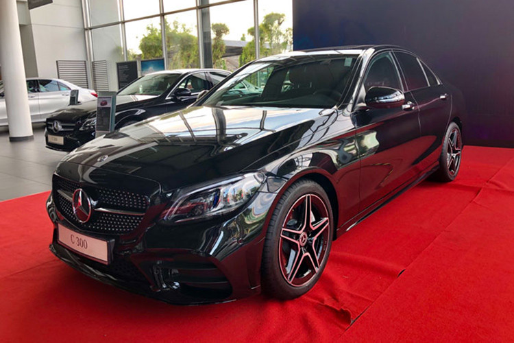 C300 AMG là phiên bản hiệu suất cao của dòng sedan hạng sang Mercedes-Benz C-Class 2019 đã trình làng tại Việt Nam vào hồi tháng 2 đầu năm nay. Tại Việt Nam, giá xe Mercedes-Benz C300 AMG 2019 hiện được phân phối chính hãng bán khởi điểm từ 1,897 tỷ đồng.