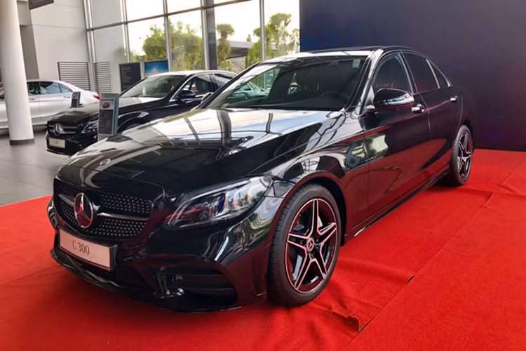 C300 AMG là phiên bản hiệu suất cao của dòng sedan hạng sang Mercedes-Benz C-Class 2019 đã trình làng tại Việt Nam vào hồi tháng 2 đầu năm nay. Tại Việt Nam, giá xe Mercedes-Benz C300 AMG 2019 hiện được phân phối chính hãng bán khởi điểm từ 1,897 tỷ đồng.