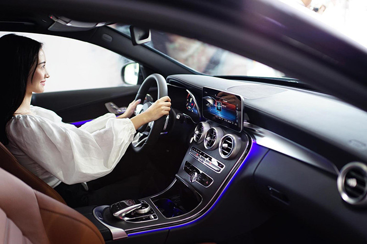 Về tiện nghi, C300 AMG 2019 rõ ràng không thiếu với hệ thống thông tin giải trí đi kèm màn hình 10,25 inch, hỗ trợ Apple CarPlay/Android Auto, hệ thống âm thanh Burmester 13 loa, công suất 590 W, điều hòa tự động 3 vùng Thermotronic, hệ thống định vị vệ tinh GPS tích hợp bản đồ Việt Nam và sạc điện thoại thông minh không dây.