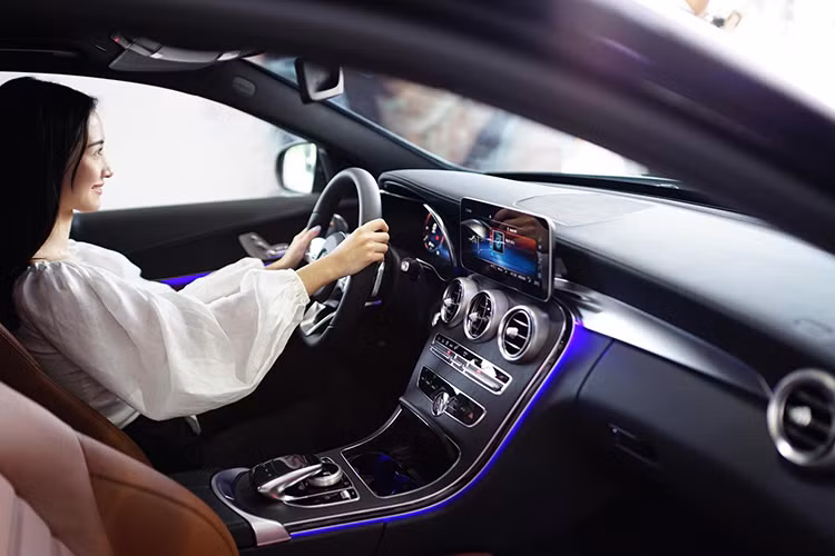 Về tiện nghi, C300 AMG 2019 rõ ràng không thiếu với hệ thống thông tin giải trí đi kèm màn hình 10,25 inch, hỗ trợ Apple CarPlay/Android Auto, hệ thống âm thanh Burmester 13 loa, công suất 590 W, điều hòa tự động 3 vùng Thermotronic, hệ thống định vị vệ tinh GPS tích hợp bản đồ Việt Nam và sạc điện thoại thông minh không dây.