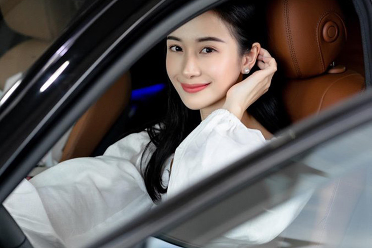 Mercedes-Benz C300 AMG 2019 sở hữu khối động cơ xăng 4 xi-lanh thẳng hàng, tăng áp kép, dung tích 2.0 lít, sản sinh công suất tối đa 258 mã lực và mô-men xoắn cực đại 370 Nm. Nhờ đó, xe có thể tăng tốc từ 0-100 km/h trong thời gian 5,9 giây.