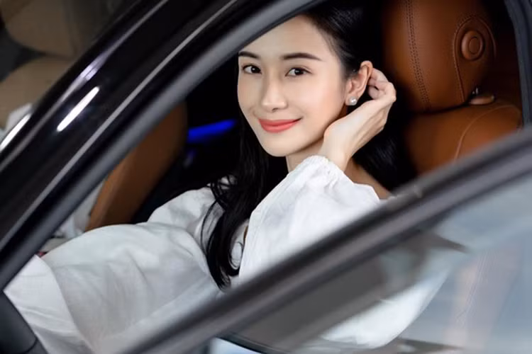 Mercedes-Benz C300 AMG 2019 sở hữu khối động cơ xăng 4 xi-lanh thẳng hàng, tăng áp kép, dung tích 2.0 lít, sản sinh công suất tối đa 258 mã lực và mô-men xoắn cực đại 370 Nm. Nhờ đó, xe có thể tăng tốc từ 0-100 km/h trong thời gian 5,9 giây.