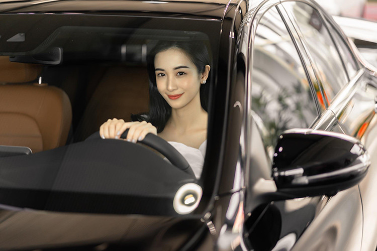 Bên trong Mercedes-Benz C300 AMG 2019 là không gian nội thất vừa sang trọng vừa thể thao. Những trang bị nội thất đáng chú ý khác gồm chất liệu gỗ ốp màu xám, bảng đồng hồ kỹ thuật số với màn hình 12,3 inch, vô lăng 3 chấu bọc da Nappa, tích hợp 2 nút điều khiển cảm ứng, mặt táp-lô và thành cửa bọc da Artico, đồng hồ xem giờ ở cụm điều khiển trung tâm, ốp bậc cửa phát sáng cũng như hệ thống đèn viền 64 màu.