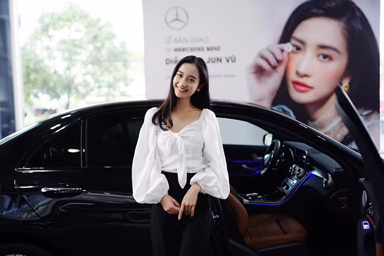 So với 2 bản còn lại là C200 và C200 Exclusive, Mercedes-Benz C300 AMG 2019 sở hữu ngoại hình thể thao hơn nhờ gói phụ kiện AMG. Đặc điểm nhận dạng của Mercedes-Benz C300 AMG 2019 nằm ở lưới tản nhiệt với mắt lưới kim cương và bộ vành hợp kim 18 inch. Ngoài ra, xe còn được trang bị hệ thống đèn pha Multibeam LED với tầm chiếu xa 650 m và tích hợp dải đèn LED định vị ban ngày.