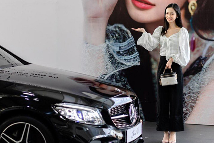 Qua những hình ảnh được chia sẻ trên mạng xã hội, có thể thấy chiếc xe sang mà cô nàng trà sữa Jun Vũ mới tậu mang thương hiệu Mercedes-Benz C300 AMG 2019. Chiếc xe được sơn màu đen bóng bên ngoài và đi kèm nội thất bọc da màu nâu Saddle sang trọng.