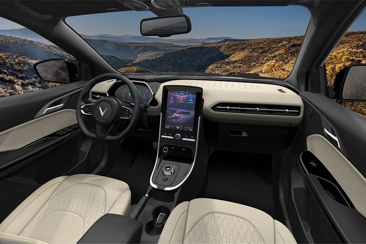 Điểm nhấn VF E34 đến từ khối động cơ thuần điện và một loạt trang bị thông minh và an toàn chủ động. Động cơ điện nam châm vĩnh cửu, công suất tối đa 85 kW, mô men xoắn cực đại 190 Nm, đi cùng pin lithium dung lượng 42 kW. Tổng công suất tối đa là 110 kW, tương đương gần 148 mã lực, mô men xoắn cực đại 242 Nm. Xe sử dụng dẫn động cầu trước, trợ lực lái điện, có chế độ lái thông thường và lái thể thao.