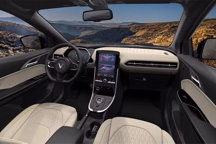 Điểm nhấn VF E34 đến từ khối động cơ thuần điện và một loạt trang bị thông minh và an toàn chủ động. Động cơ điện nam châm vĩnh cửu, công suất tối đa 85 kW, mô men xoắn cực đại 190 Nm, đi cùng pin lithium dung lượng 42 kW. Tổng công suất tối đa là 110 kW, tương đương gần 148 mã lực, mô men xoắn cực đại 242 Nm. Xe sử dụng dẫn động cầu trước, trợ lực lái điện, có chế độ lái thông thường và lái thể thao.