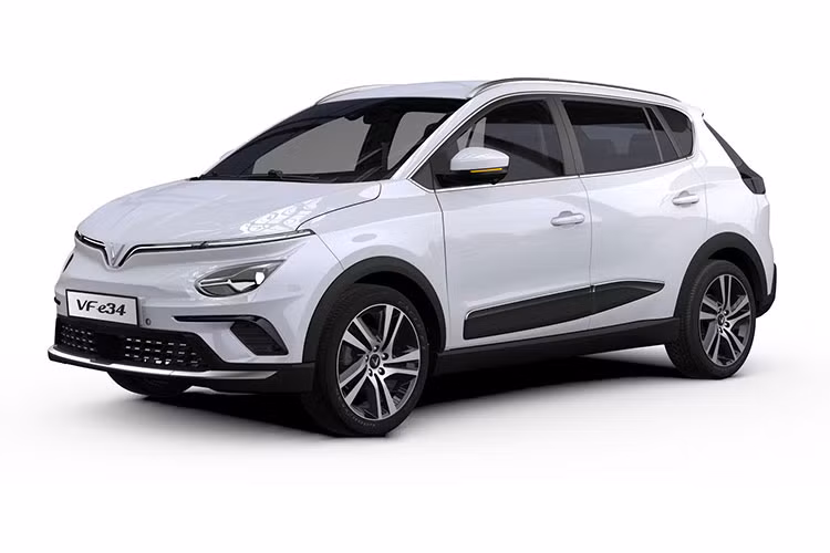 Nếu so với các đối thủ phân khúc B-SUV và C-SUV chạy xăng trên thị trường Việt Nam hiện nay thì rõ ràng VF E34 khá yếu. Tuy vậy, ưu điểm của động cơ điện là khả năng phản ứng tức thời, không có độ trễ cũng như hao phí công suất đến từ hệ thống truyền động như xe động cơ đốt trong. 
