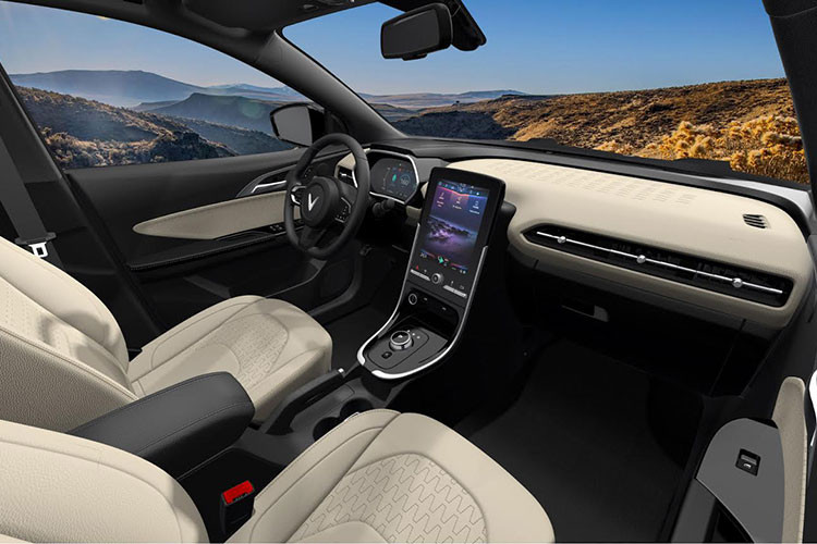 Trung tâm taplo là màn hình trung tâm cảm ứng kích thước 10 inch hỗ trợ kết nối Apple CarPlay/Android Auto. 6 loa, điều hòa tự động, có cửa gió hàng ghế sau, kiểm soát chất lượng không khí ion, có màng lọc không khí bụi mịn P.5.