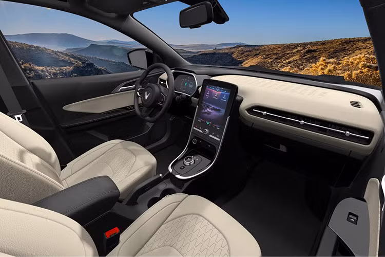 Trung tâm taplo là màn hình trung tâm cảm ứng kích thước 10 inch hỗ trợ kết nối Apple CarPlay/Android Auto. 6 loa, điều hòa tự động, có cửa gió hàng ghế sau, kiểm soát chất lượng không khí ion, có màng lọc không khí bụi mịn P.5.