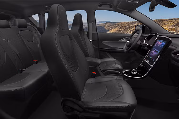 Theo công bố của VinFast, xe E34 có khả năng đi được quãng đường lên tới 300 km sau mỗi lần sạc đầy. Thời gian sạc chậm sạc đầy 100% cho pin của VF E34 là 8 giờ nhưng thời gian gian sạc nhanh đạt 80% dung lượng thì chỉ trong vòng chưa đầy 1 tiếng đồng hồ. Đặc biệt, chỉ cần sạc nhanh 15 phút là xe có thể di chuyển được quãng đường tới 80 km. Pin đạt tiêu chuẩn chống nước IP67.