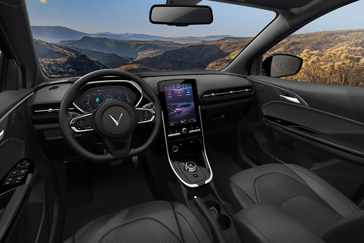 Không gian nội thất của mẫu xe VF E34 được thiết kế tương tự với các mẫu xe xăng thông thường. Xe được trang bị vô-lăng 3 chấu vát đáy thể thao, ghế trước chỉnh cơ 6 hướng, nội thất bọc da. Phía sau là cụm đồng hồ thông tin kỹ thuật số. Cần số là dạng núm xoay như trên các dòng xe sang.