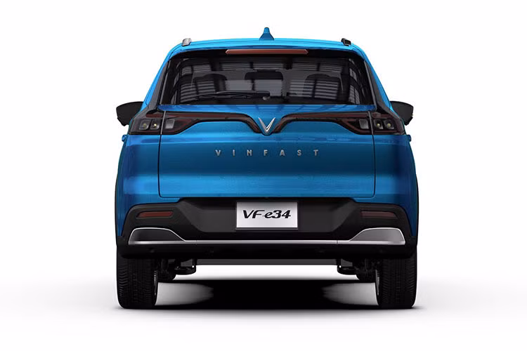 Về thiết kế ngoại thất Vinfast VF E34 hoàn toàn mới có thiết kế khá trung tính; các đường nét bo tròn hiền lành như kiểu một chiếc MPV. VF E34 chỉ có một phiên bản xe điện nên mặt trước xe không có lưới tản nhiệt. Xe được trang bị hệ thống đèn chiều sáng full LED và có chức năng tự động bật tắt và điều chỉnh đèn chiếu sáng. Khe gió phía dưới được tích hợp với cản trước. Cản sau có thanh mạ crôm sáng bóng.