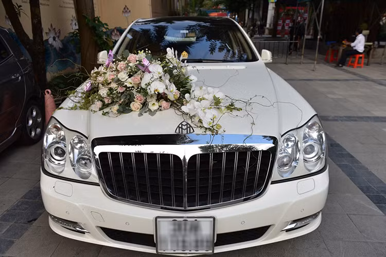 Chiếc siêu xe sang Maybach 62S màu trắng này được giới thạo xe cho biết nó thuộc dạng hàng hiếm trên thế giới khi chỉ có đúng 4 chiếc được sản xuất vào năm 2009. Ngoài ra, ở phiên bản mới của chiếc 62S màu trắng còn được tích hợp thêm dãy đèn LED chiếu sáng cùng tiện nghi...