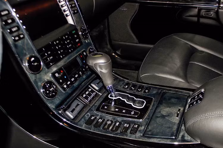 “Trái tim” trên siêu xe hạng sang Maybach 62S vẫn là loại động cơ V12 cho công suất 612 mã lực mạnh hơn 62 mã lực so với phiên bản tiêu chuẩn, mô-men xoắn cực đại 1.000Nm. Siêu xe hạng sang này chỉ mất khoảng 5,2 giây để tăng tốc lên 100km/h từ vị trí xuất phát, tốc độ tối đa vào khoảng 250km/h.