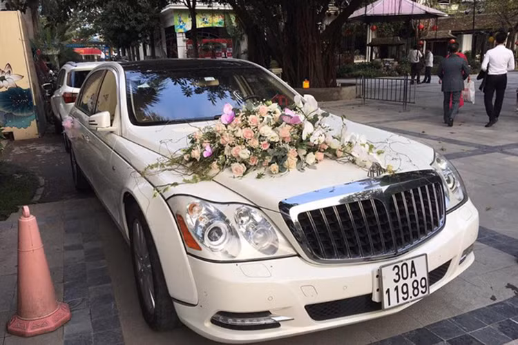 Thường xuyên xuất hiện tại các đám cưới sao Việt và các sự kiện lớn tại Hà Nội, theo nhiều nguồn tin cho biết mẫu siêu xe sang này thuộc sở hữu của một đại gia có tiếng trong ngành xây dựng tại Việt Nam. Tại thị trường Việt sau khi ra biển trắng, mẫu xe này có mức giá lên đến hơn 20 tỷ đồng thậm chí còn cao hơn nữa bởi độ hiếm và khó mua.