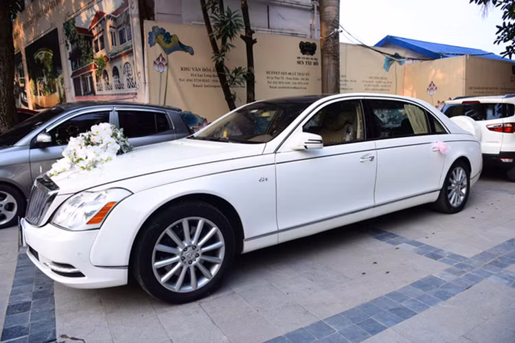Theo lý giải của Maybach, chữ S trong tên xe không phải “sport” (thể thao) mà là "special" (đặc biệt). Nhìn từ bên ngoài, Maybach 62S khác phiên bản thường ở lưới tản nhiệt ít nan hơn. Maybach 62S trở thành hàng hiếm bởi sau khi thương hiệu này đã bị khai tử. Thay vào đó là những chiếc Mercedes-Benz S-Class sở hữu mức giá rẻ hơn rất nhiều.