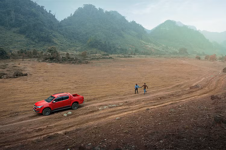 Người bạn đồng hành chầm chậm đưa đôi tình nhân rời xa khỏi thành thị xô bồ, phố xá hai bên đường dần lùi xa, khung cảnh được thay thế bằng những dãy núi trải trài và thiên nhiên hùng vĩ...