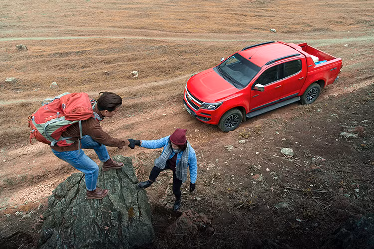 Sau những giờ vượt hàng trăm km đèo núi, chỉ còn lại cặp tình nhân nhỏ bé hòa mình với núi rừng