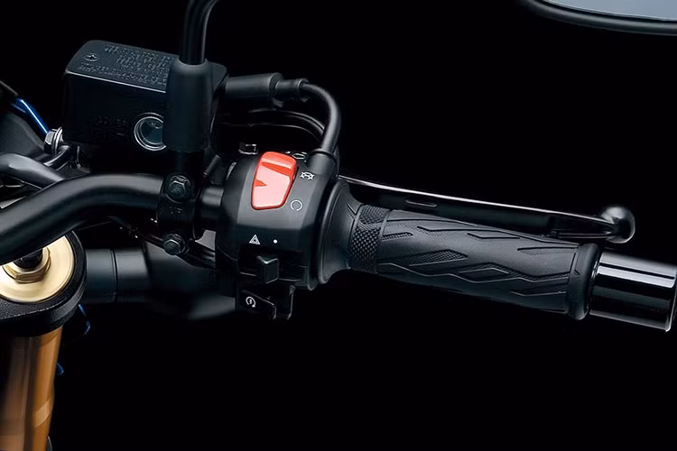 Hệ thống chiếu sáng trên xe gồm đèn pha, đèn xinhan vẫn sử dụng bóng halogen thường, chỉ có đèn phanh phía sau trang bị bóng LED. Mặt đèn pha của GSX-S750 cũng có thiết kế mạnh mẽ và khá hiện đại.