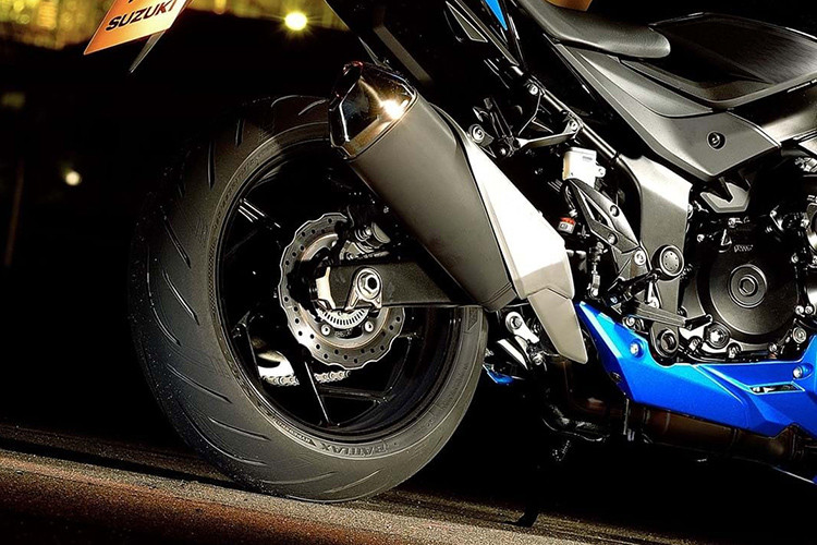 Về trang bị, Suzuki GSX-S750 sử dụng phuộc trước dạng hành trình ngược và giảm xóc lò xo trụ đơn phía sau. Hệ thống ống xả được làm mới đáp ứng đủ tiêu chuẩn khí thái tại thị trường Ấn Độ đưa ra. 