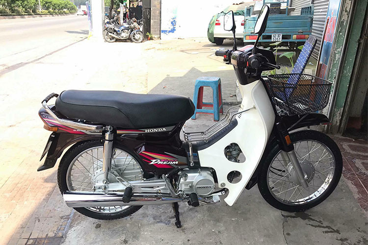 Hiện nay, Honda Super Dream đã bị ngừng sản xuất, tuy nhiên chỉ có những phiên bản đời đầu hoặc 100cc mới được nhiều người tìm mua hơn so với những phiên bản 110cc mới bị "khai tử" thời gian gần đây. Chiếc xe trong bài viết này đang được chủ nhân treo giá tới hơn 200 triệu đồng.