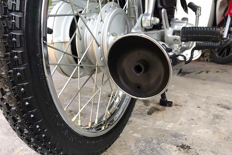 Chiếc Honda Super Dream đời 2000 này với dàn tem lửa dán thân xe vẫn mang phong cách thế hệ đầu tiên. Ống xả của xe được tái thiết kế nhưng vẫn mang phong cách của những chiếc Honda Dream II Thái Lan.