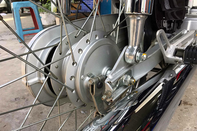 Nhìn vào hình thức bên ngoài, có thể thấy chiếc xe này được sử dụng khá ít, thậm chí sơn đánh dấu ốc của nhà sản xuất Honda tại Việt Nam vẫn còn in trên một số chi tiết ốc của xe. Các chi tiết như gác để chân, moay ơ, nan hoa... vẫn còn nguyên lớp mạ gần như mới cứng.