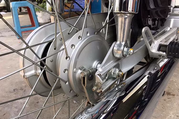 Nhìn vào hình thức bên ngoài, có thể thấy chiếc xe này được sử dụng khá ít, thậm chí sơn đánh dấu ốc của nhà sản xuất Honda tại Việt Nam vẫn còn in trên một số chi tiết ốc của xe. Các chi tiết như gác để chân, moay ơ, nan hoa... vẫn còn nguyên lớp mạ gần như mới cứng.