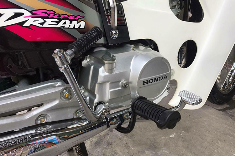 Mẫu xe máy Honda Super Dream cũng được trang bị hộp số vòng 4 cấp, ở thế hệ đầu tiên này xe vẫn dùng cục máy được nhập về từ Thái Lan thay vì lắp ráp trong nước, với điểm khác biệt duy nhất là không có dòng chữ "Made in Japan" bên bưởng điện mà là "made in Vietnam".