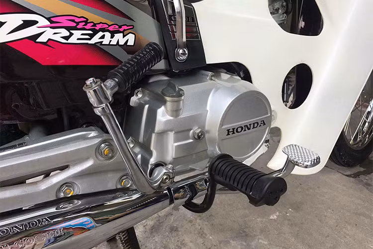 Mẫu xe máy Honda Super Dream cũng được trang bị hộp số vòng 4 cấp, ở thế hệ đầu tiên này xe vẫn dùng cục máy được nhập về từ Thái Lan thay vì lắp ráp trong nước, với điểm khác biệt duy nhất là không có dòng chữ "Made in Japan" bên bưởng điện mà là "made in Vietnam".