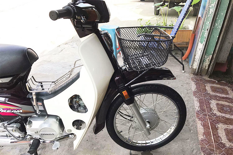 Honda Super Dream là mẫu xe đầu tiên của nhà phân phối và lắp ráp Honda Việt Nam. Nó được xem là phiên bản đã được "nội địa hóa" của Honda Dream II Thái Lan nhập khẩu về, vốn đã được nhập vào Việt Nam từ đầu thập niên 90 và rất được ưa chuộng bởi khách hàng Việt.