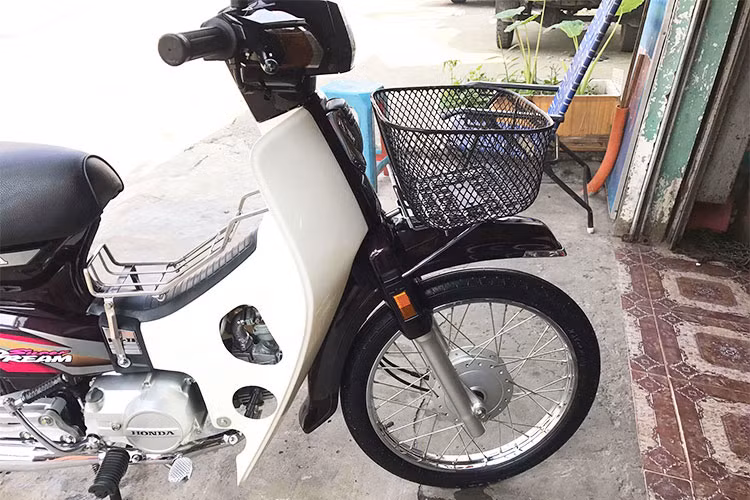 Honda Super Dream là mẫu xe đầu tiên của nhà phân phối và lắp ráp Honda Việt Nam. Nó được xem là phiên bản đã được "nội địa hóa" của Honda Dream II Thái Lan nhập khẩu về, vốn đã được nhập vào Việt Nam từ đầu thập niên 90 và rất được ưa chuộng bởi khách hàng Việt.