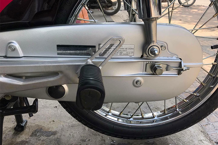 Trên hộp xích của xe vẫn còn nguyên bản tem của nhà sản xuất ghi rõ hệ truyền động... Khối động cơ 1 xi-lanh, 4 kỳ SOHC của Super Dream có kết cấu đơn giản, dễ sửa chữa và cực kỳ bền bỉ, với dung tích thực 97 cc, đạt công suất tối đa 8 mã lực và mô-men xoắn cực đại 8,1 Nm.